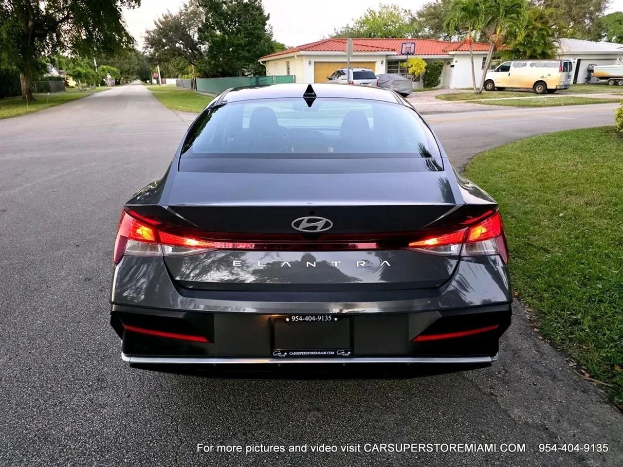 Hyundai Elantra  2024