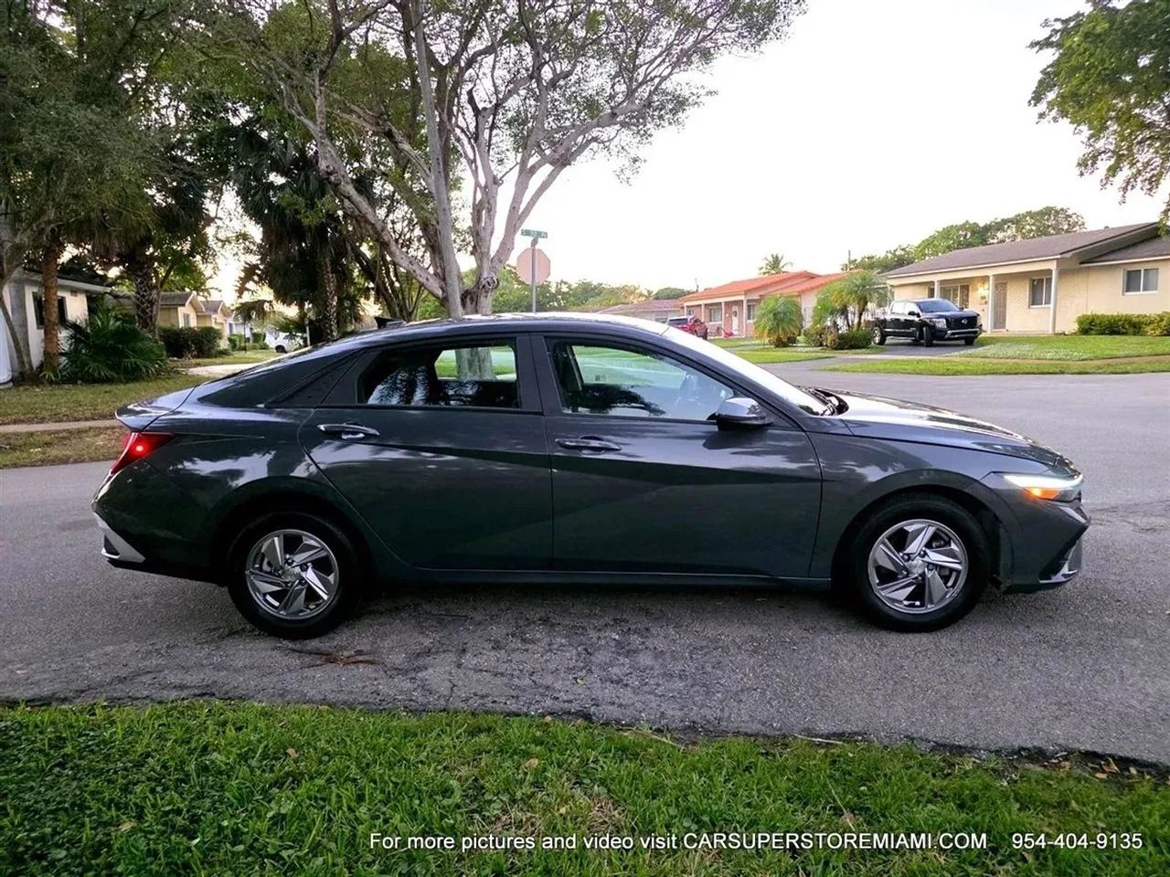 Hyundai Elantra  2024