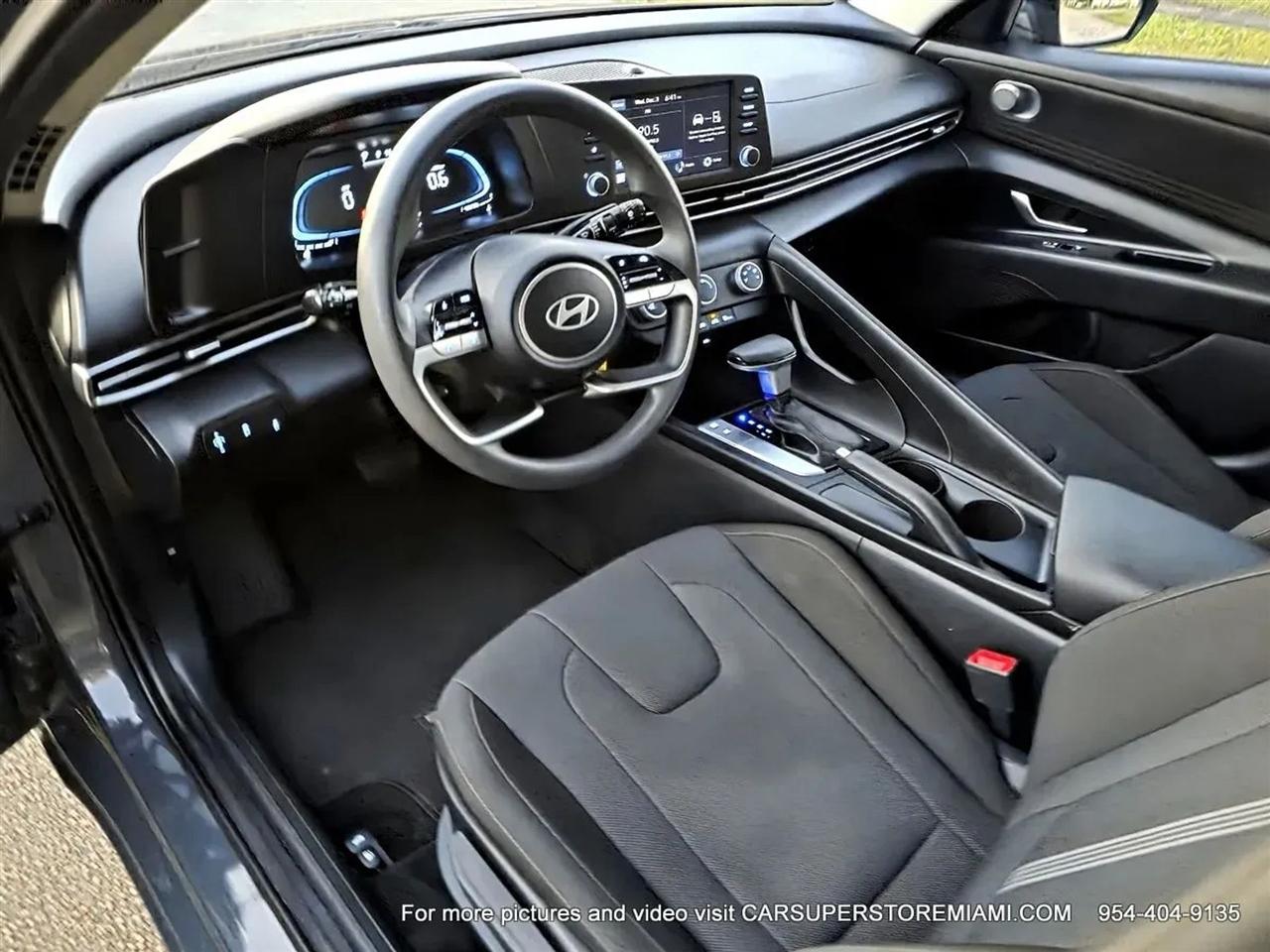 Hyundai Elantra  2024