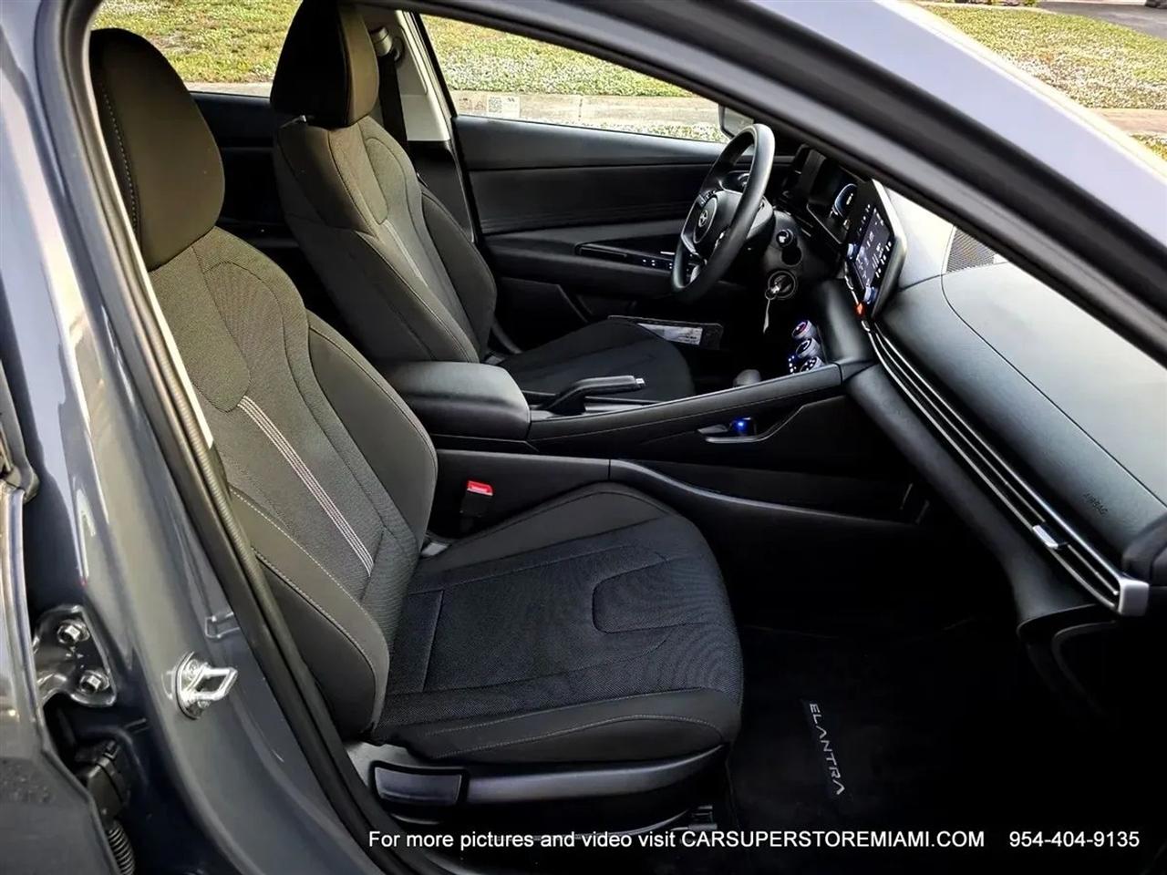 Hyundai Elantra  2024