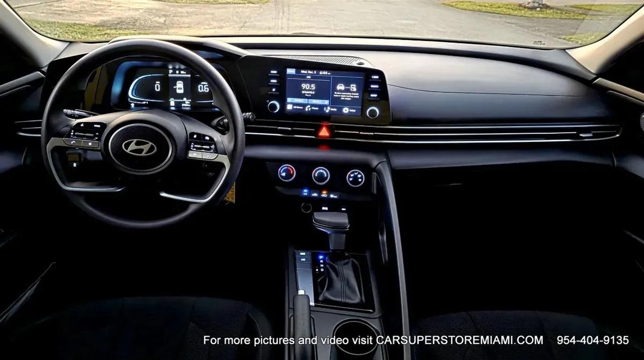 Hyundai Elantra  2024