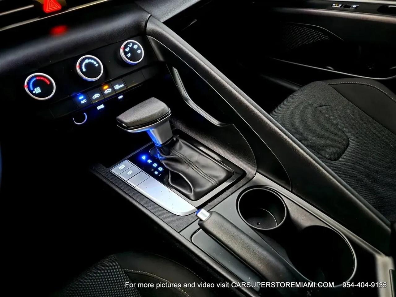 Hyundai Elantra  2024