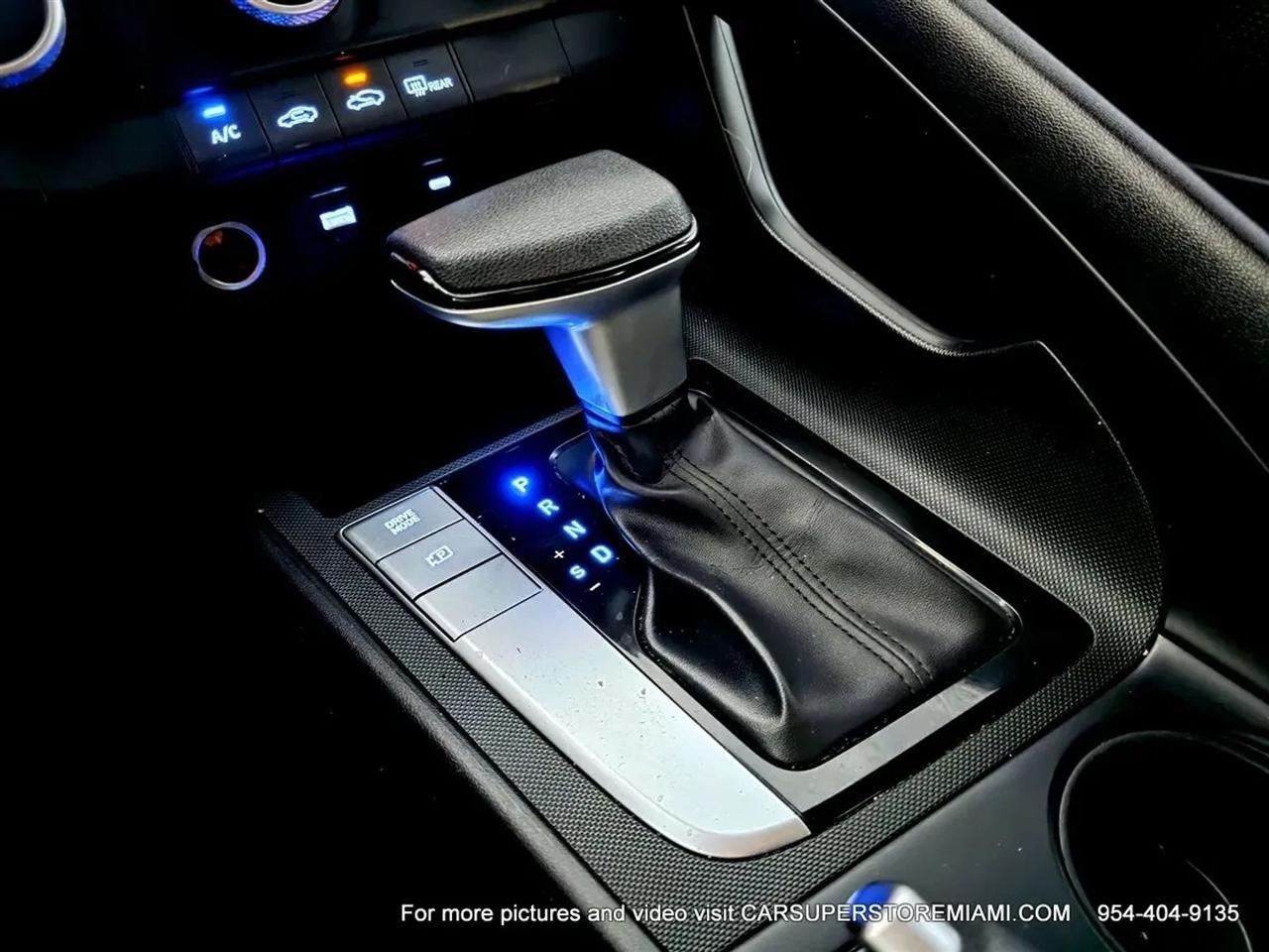 Hyundai Elantra  2024