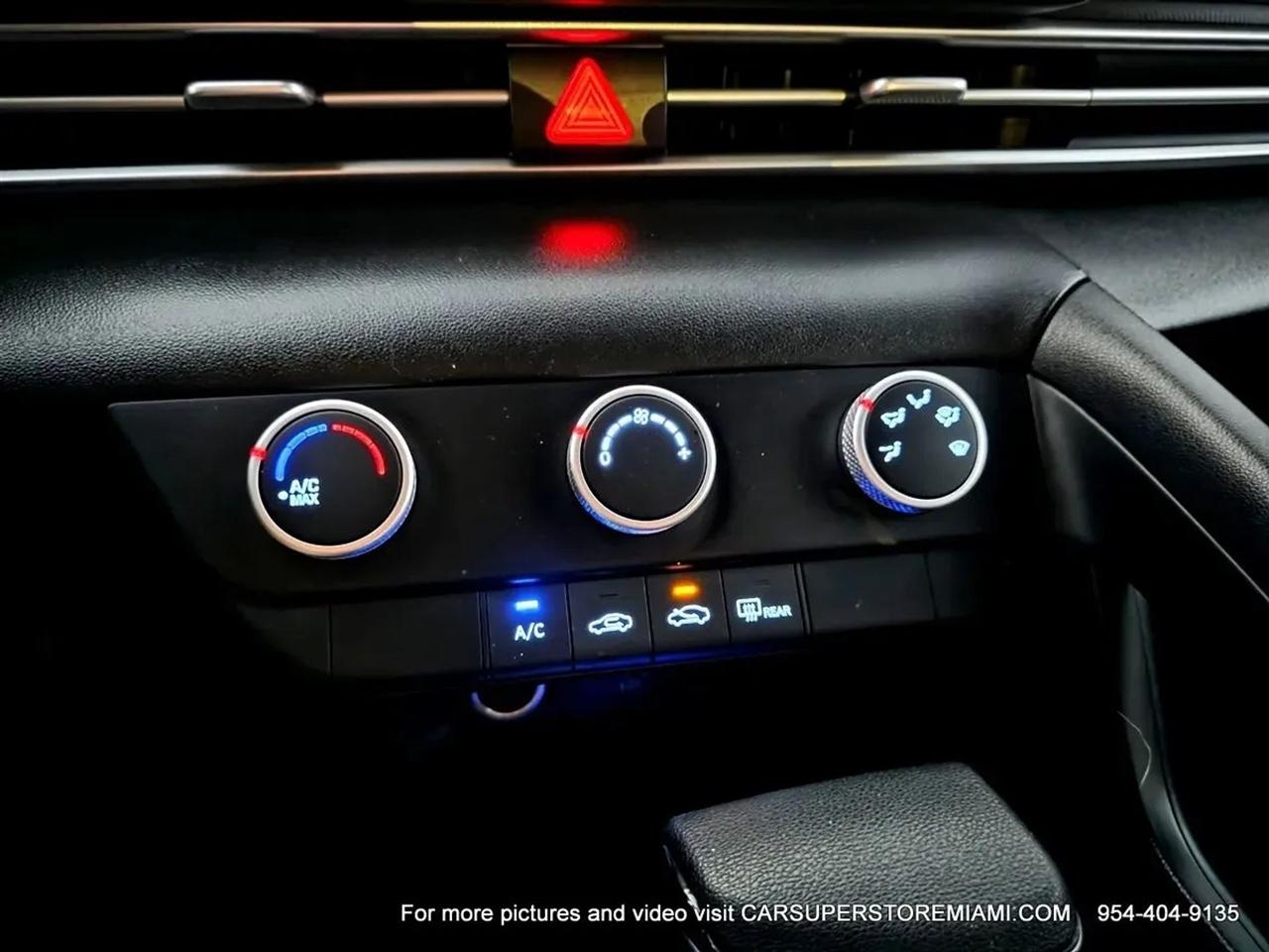 Hyundai Elantra  2024
