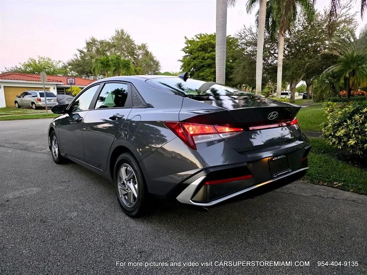Hyundai Elantra  2024