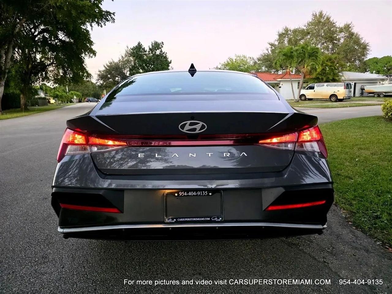 Hyundai Elantra  2024