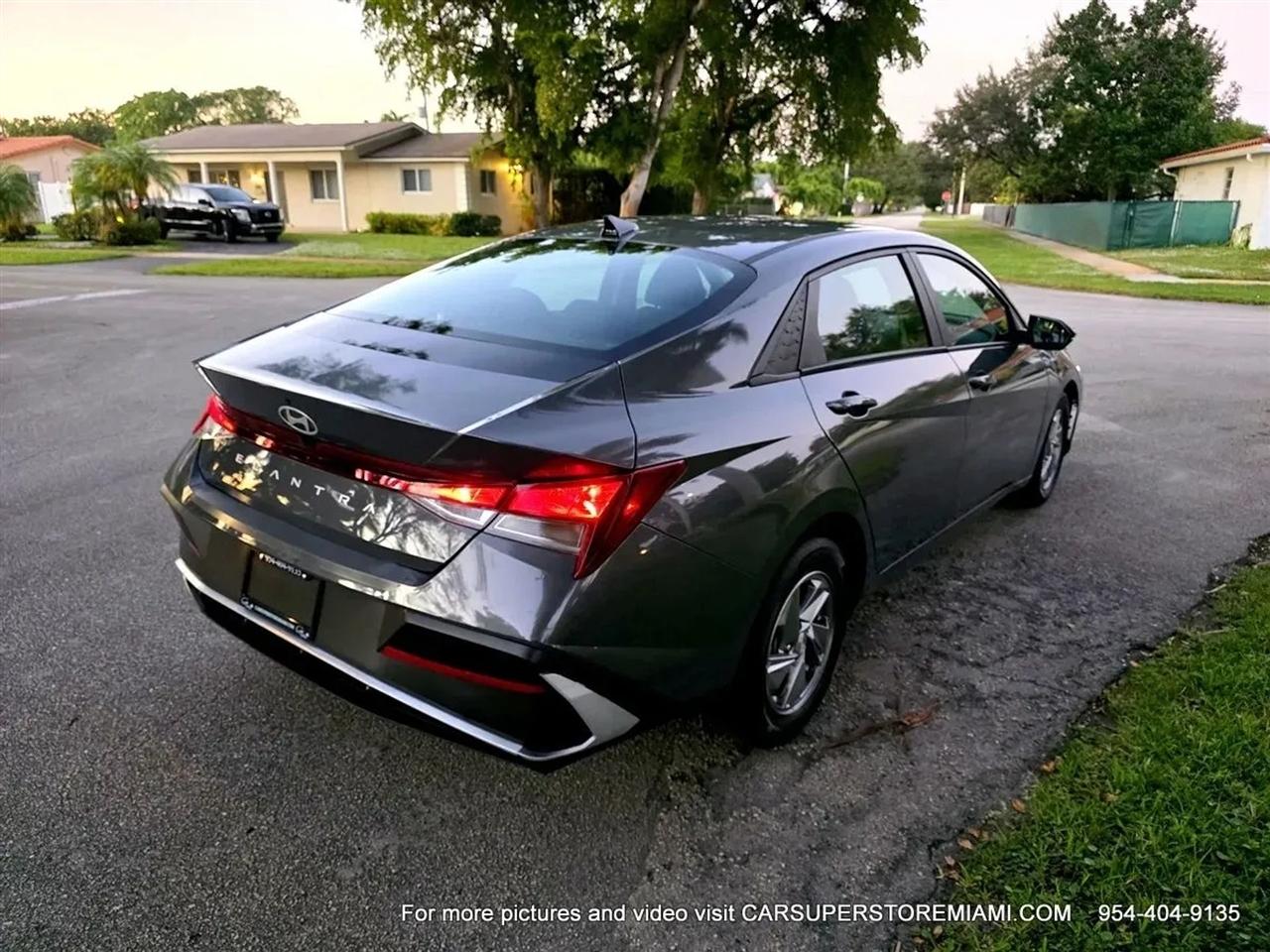 Hyundai Elantra  2024