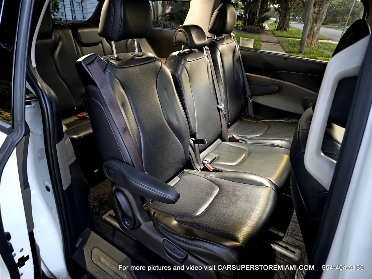 Kia Carnival Hybrid  2025
