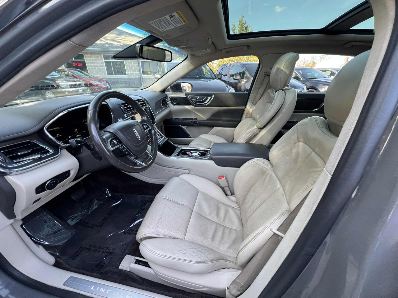2017 Lincoln Continental Select photo 4