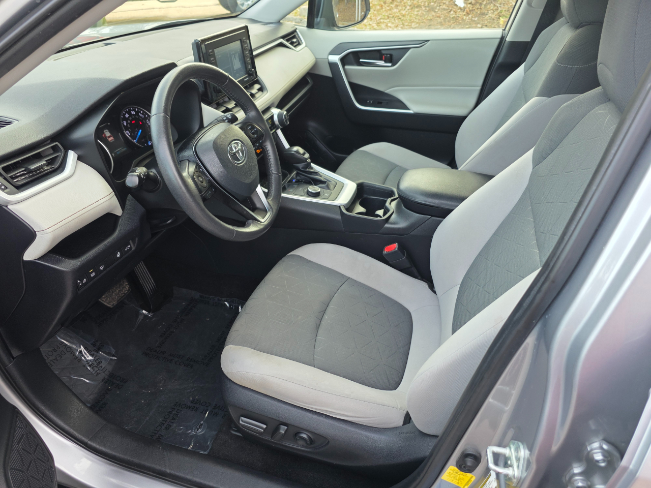 2020 Toyota RAV4 Hybrid XLE photo 4