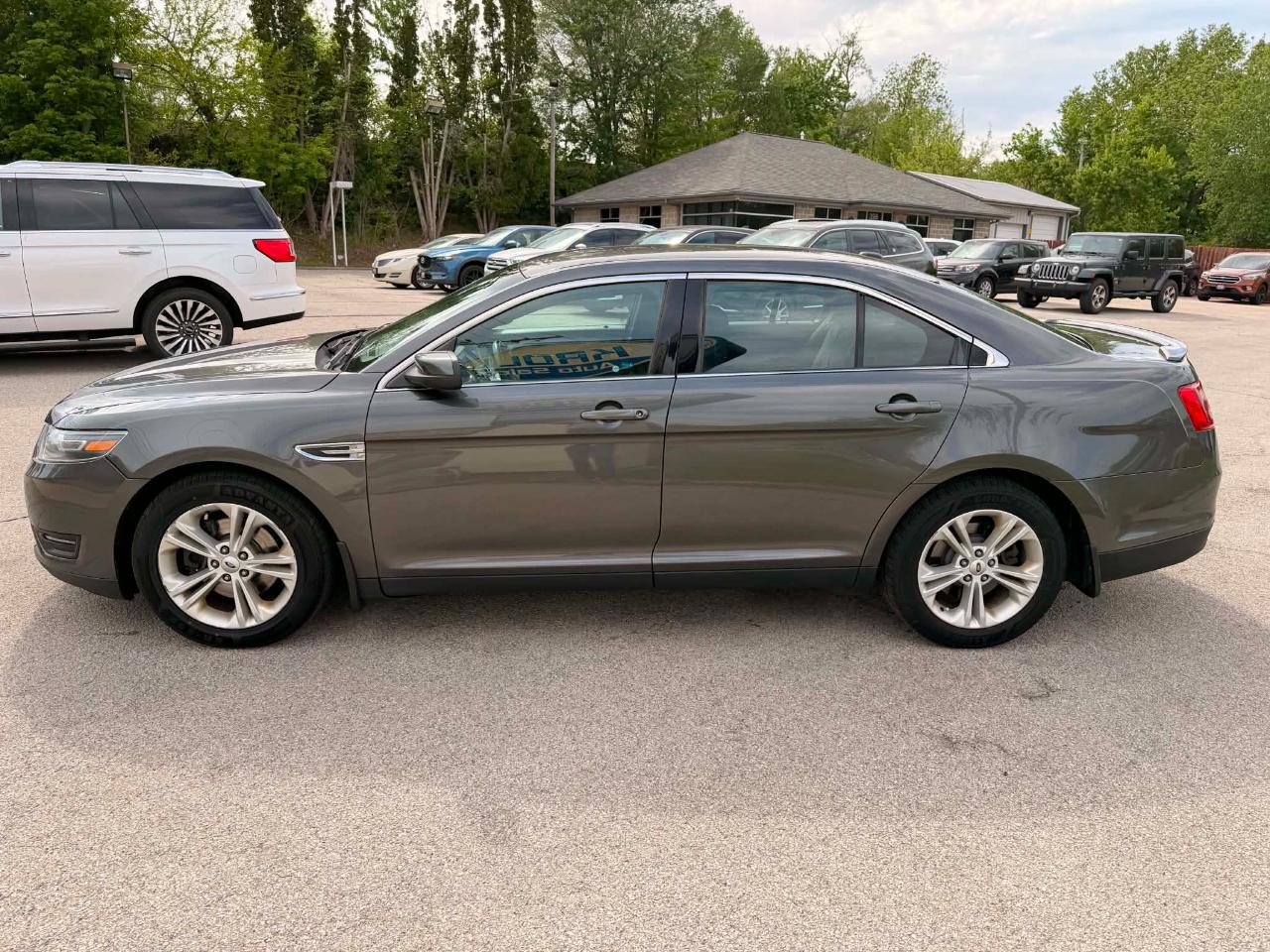 Ford Taurus 4dr Sdn SEL FWD 2015