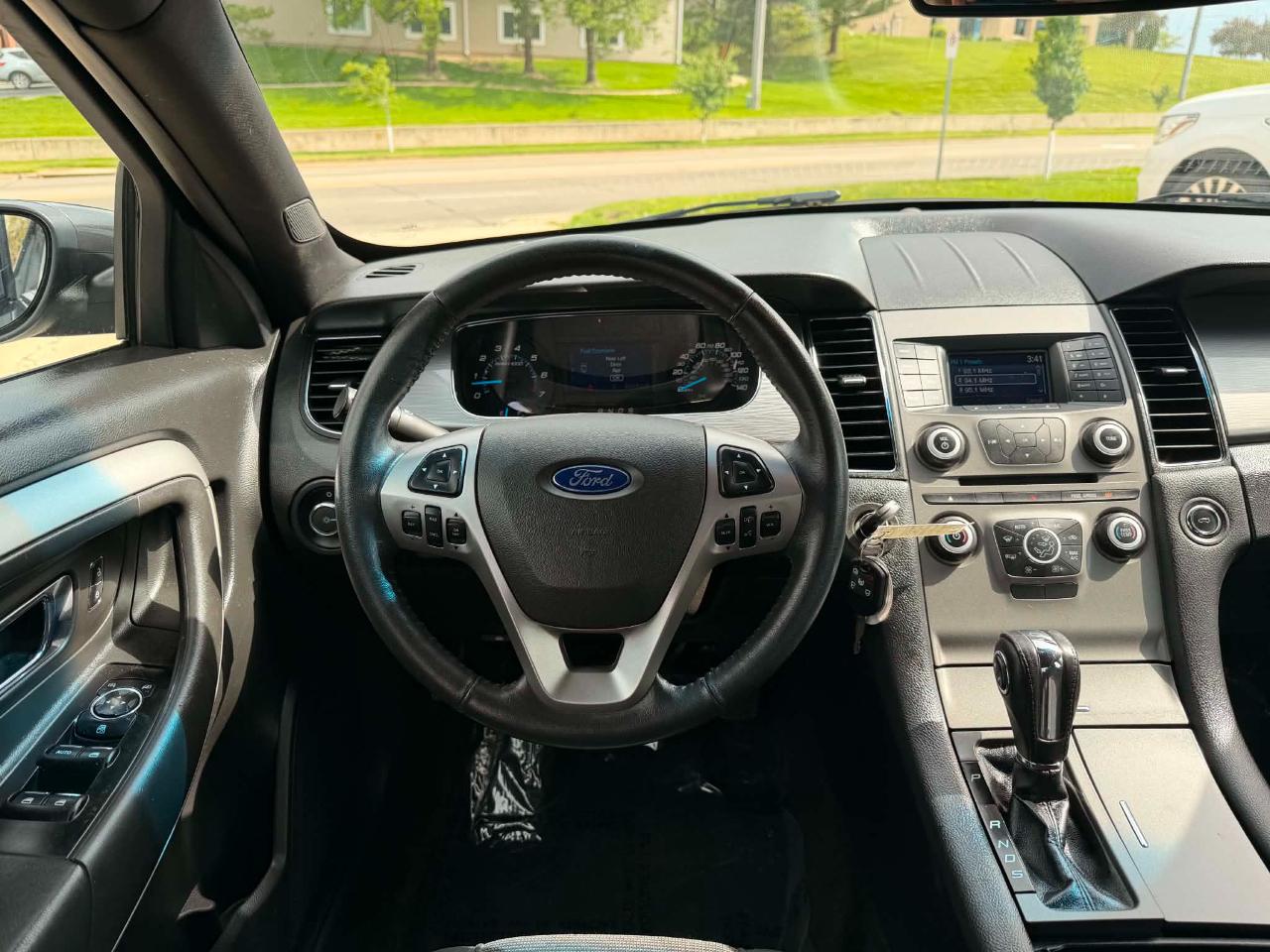 Ford Taurus 4dr Sdn SEL FWD 2015