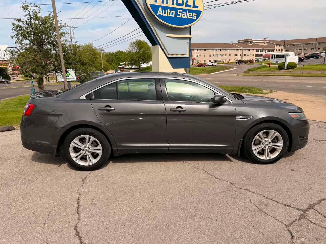 Ford Taurus 4dr Sdn SEL FWD 2015