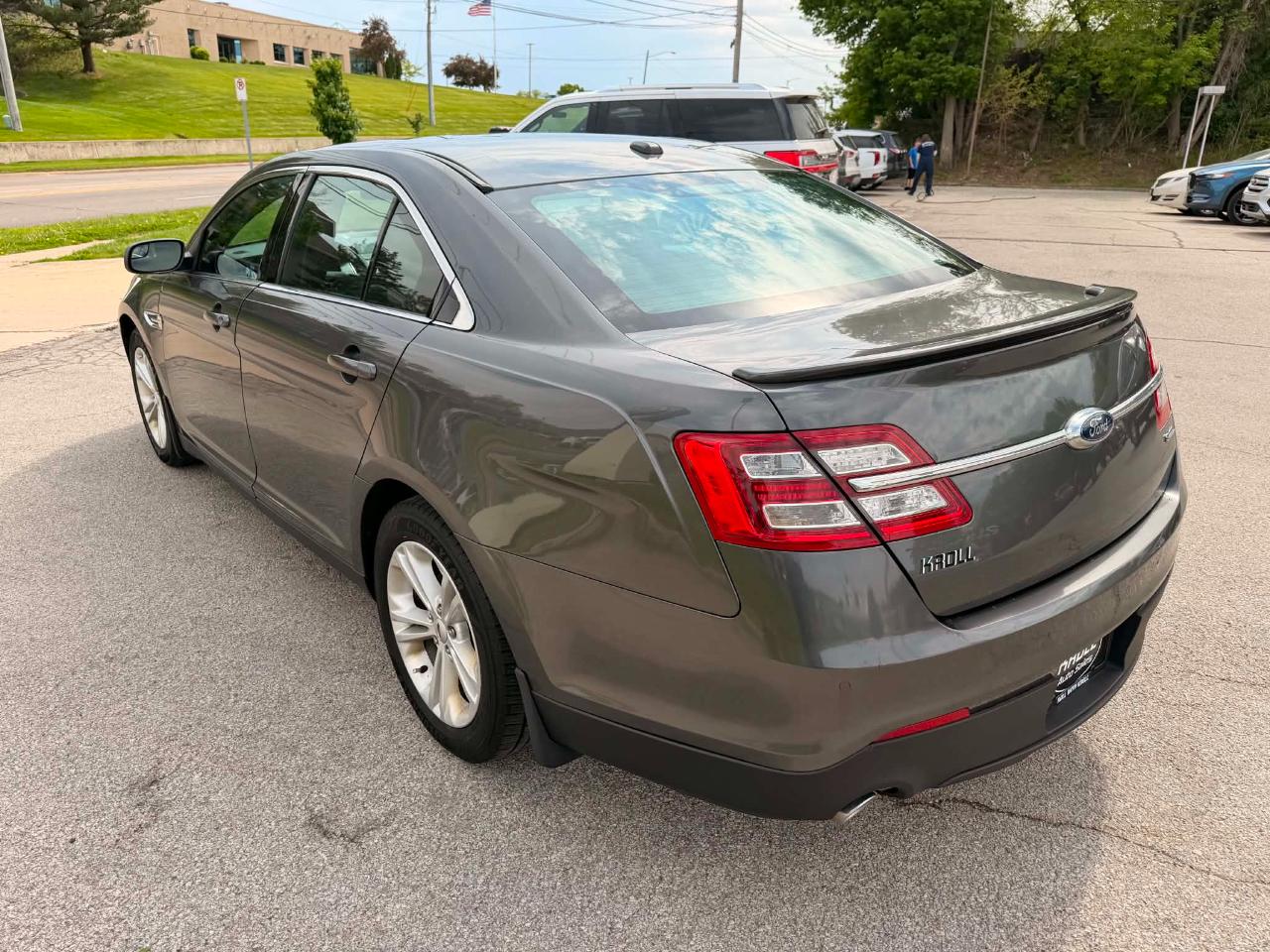 Ford Taurus 4dr Sdn SEL FWD 2015