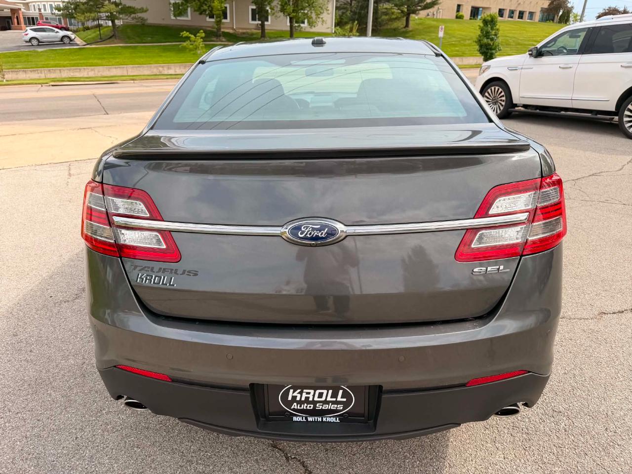 Ford Taurus 4dr Sdn SEL FWD 2015