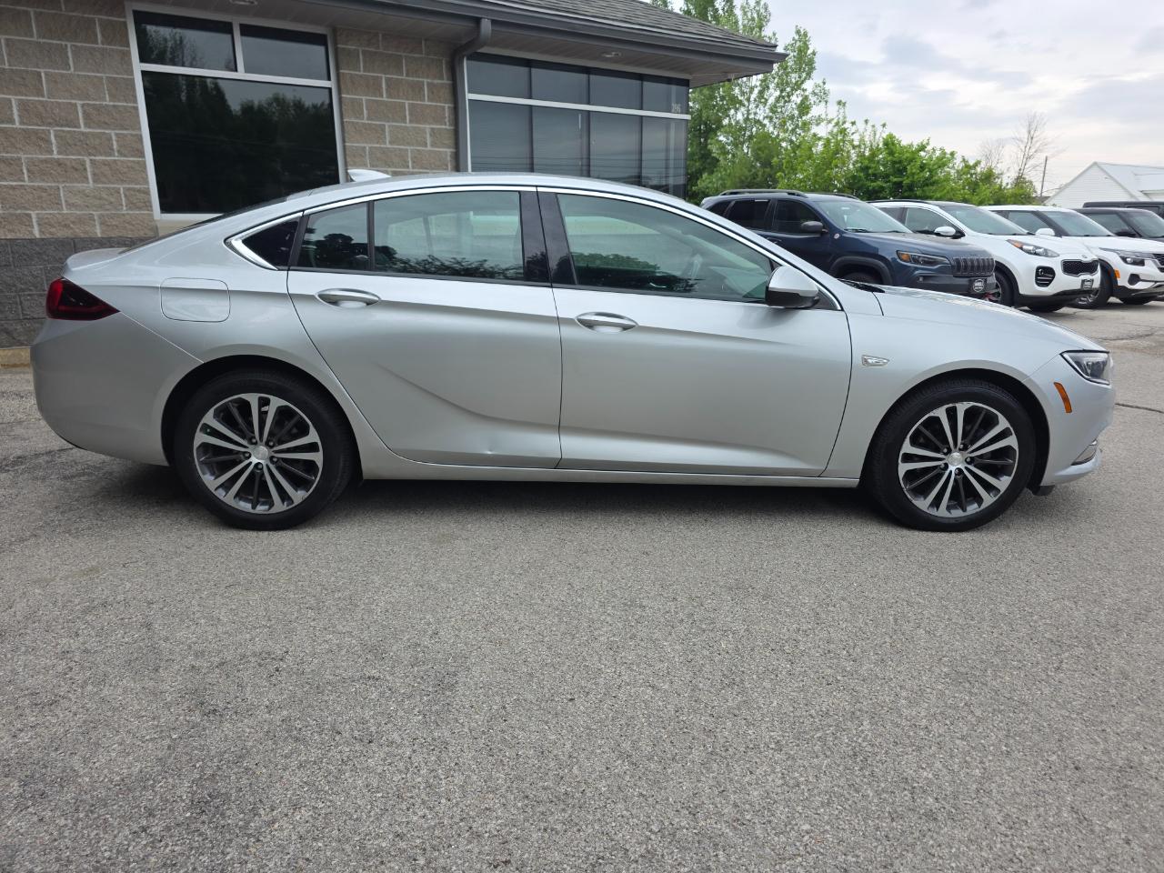 Buick Regal Sportback 4dr Sdn Essence FWD 2018