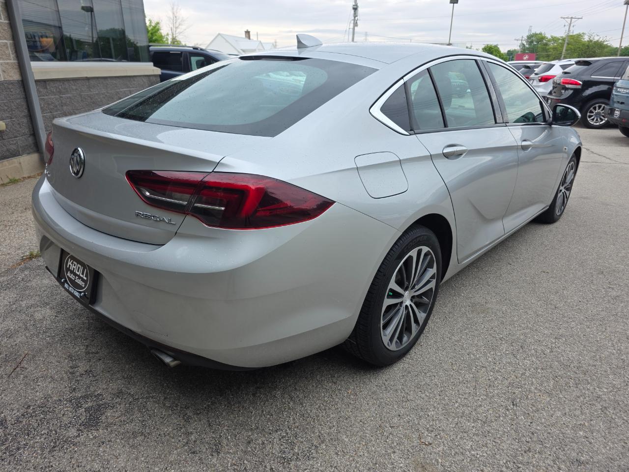 Buick Regal Sportback 4dr Sdn Essence FWD 2018
