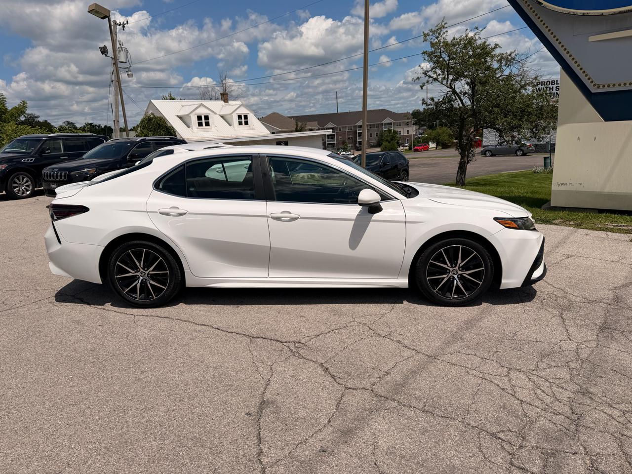 Toyota Camry SE Nightshade Auto (Natl) 2021