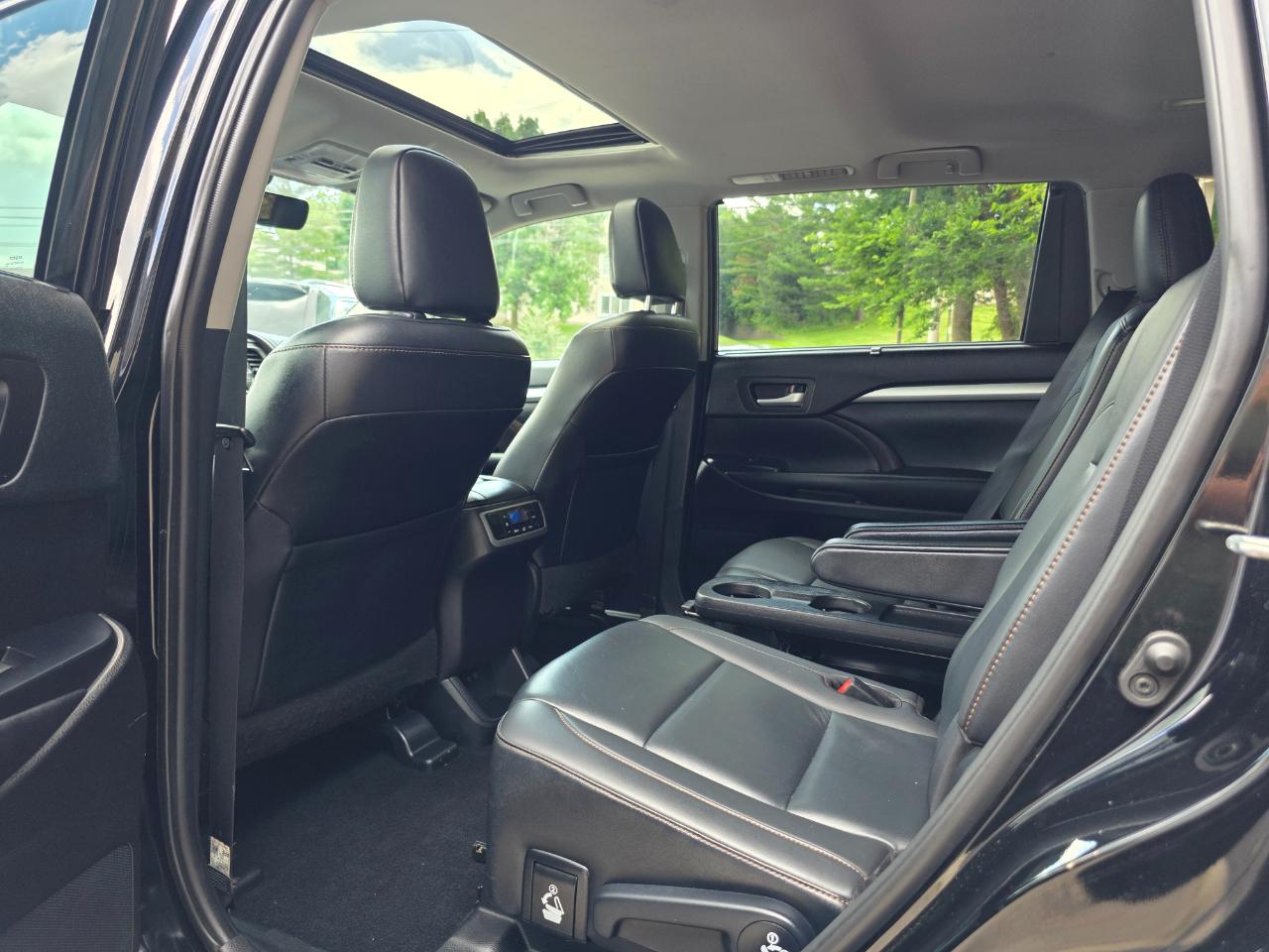 Toyota Highlander SE V6 AWD (Natl) 2019