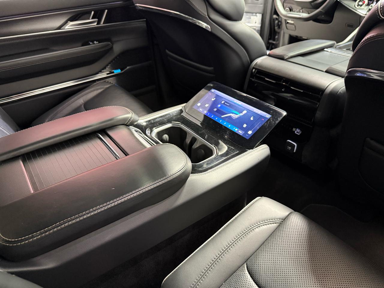 Jeep Grand Wagoneer L  2024