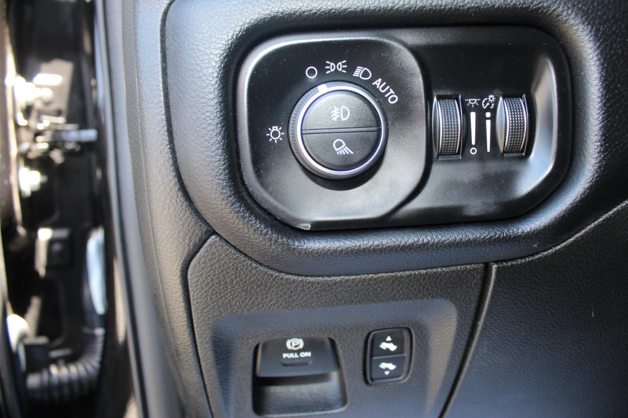 RAM 1500 Laramie Crew Cab SWB 4WD 2019