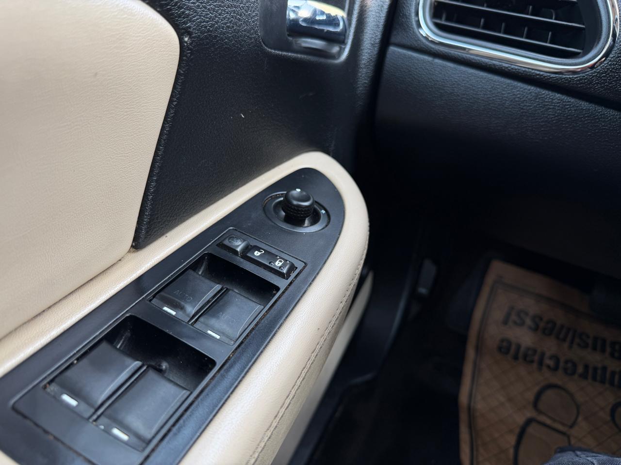 Chrysler 200  2012