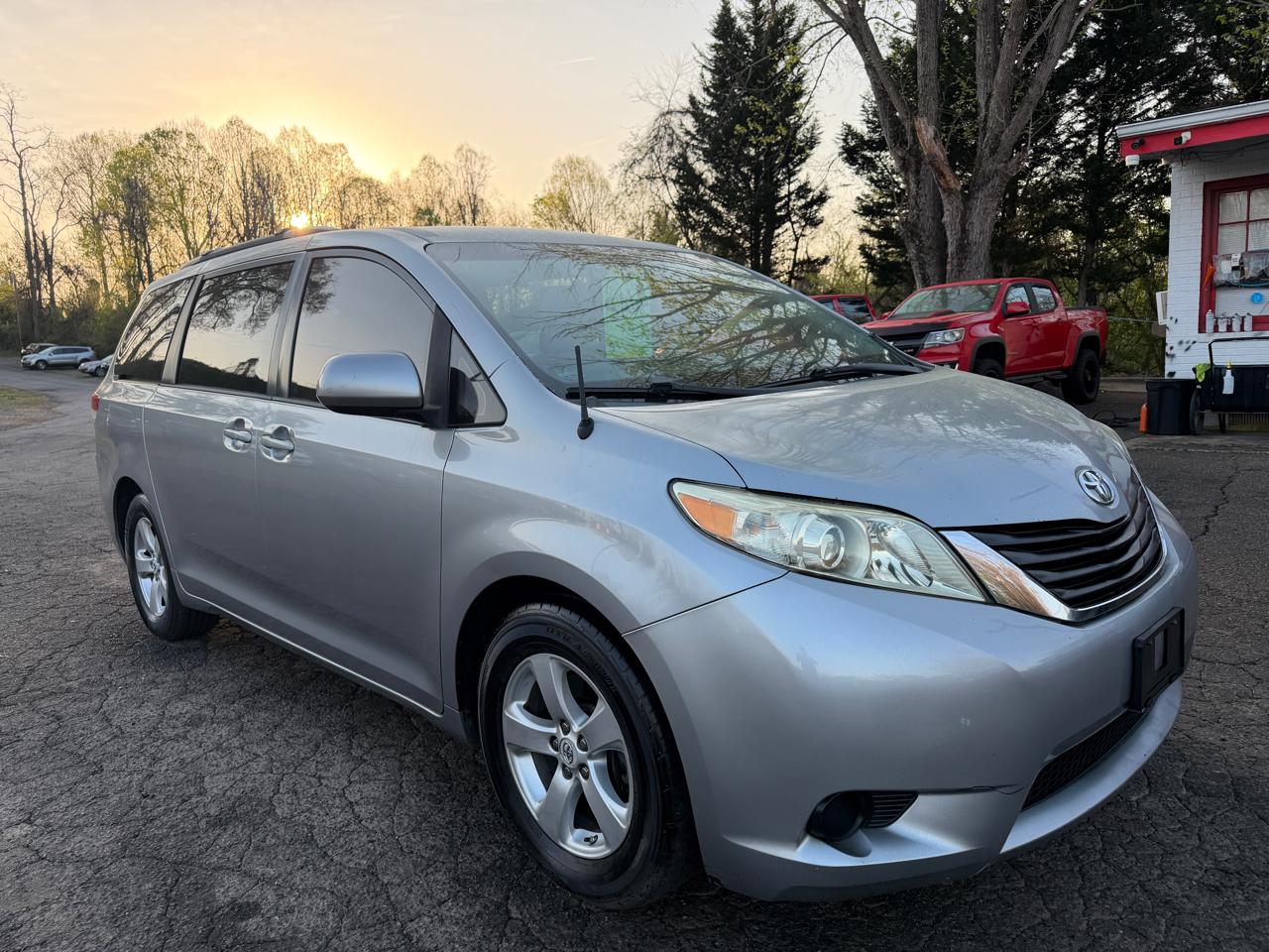 Toyota Sienna LE FWD 8-Passenger V6 2012