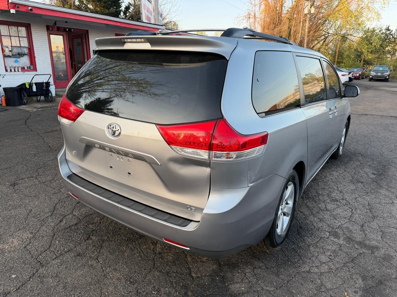 Toyota Sienna LE FWD 8-Passenger V6 2012