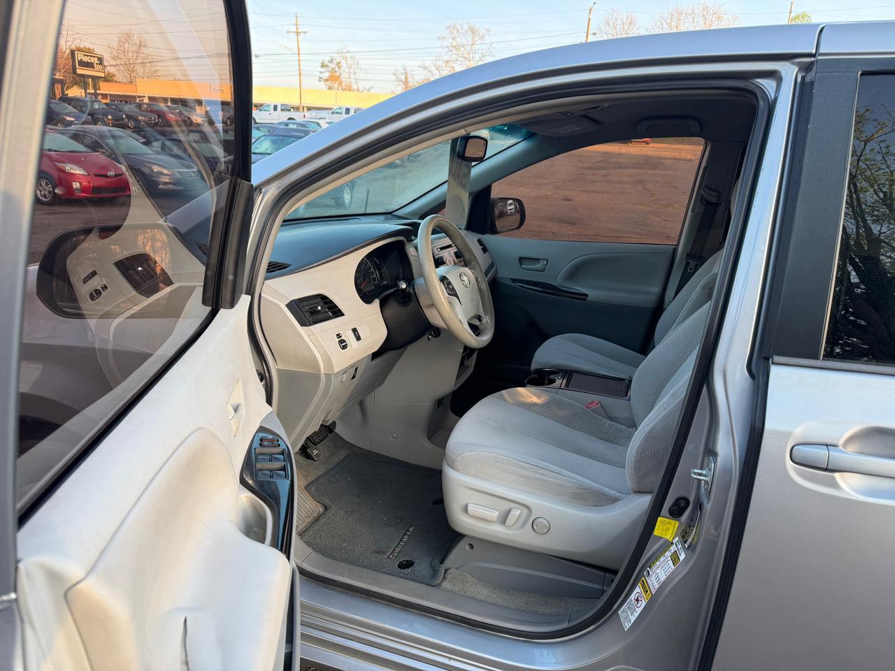 Toyota Sienna LE FWD 8-Passenger V6 2012