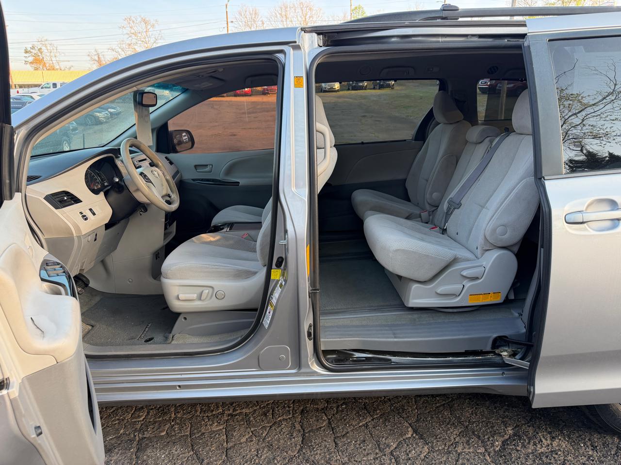 Toyota Sienna LE FWD 8-Passenger V6 2012