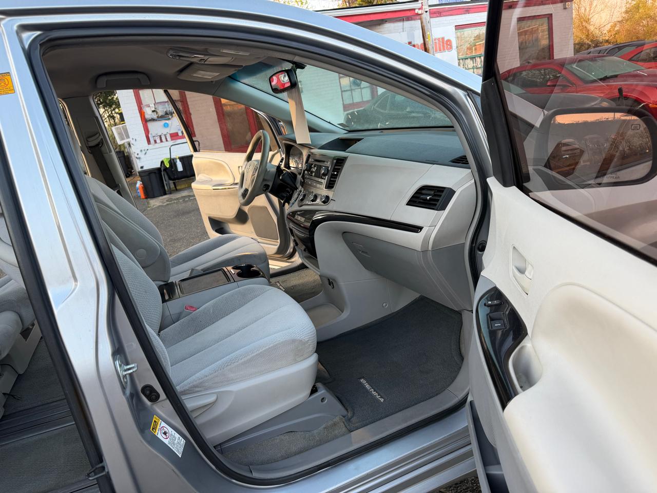 Toyota Sienna LE FWD 8-Passenger V6 2012