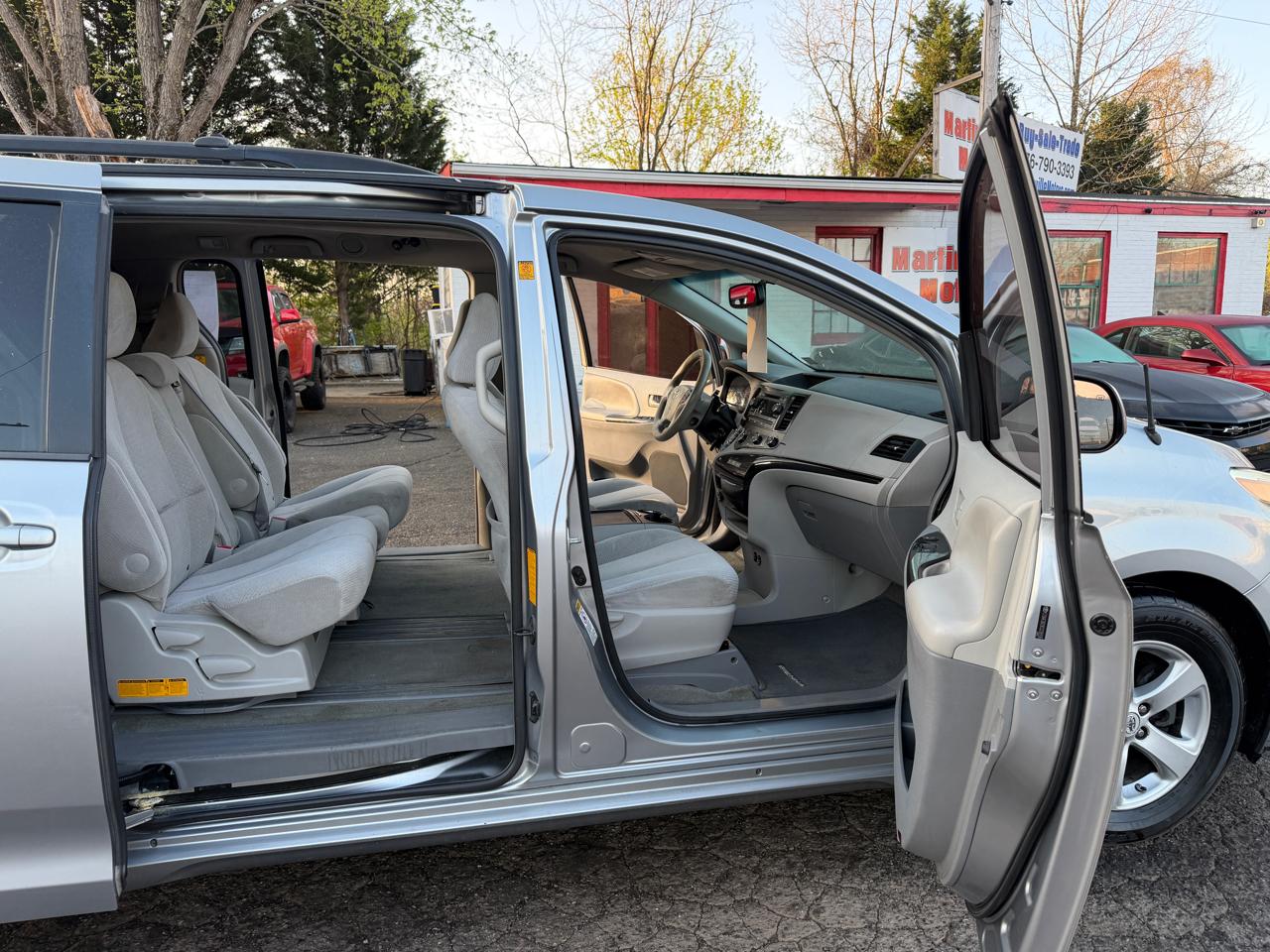 Toyota Sienna LE FWD 8-Passenger V6 2012