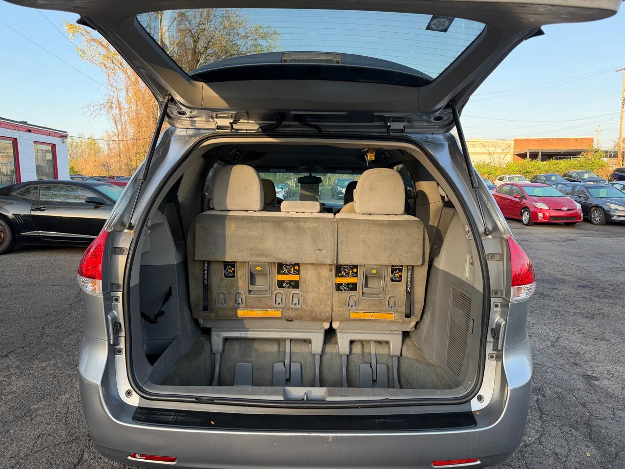 Toyota Sienna LE FWD 8-Passenger V6 2012