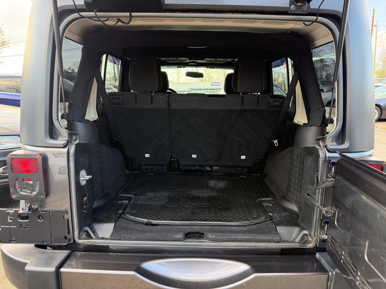 Jeep Wrangler Unlimited Sahara 4WD 2017