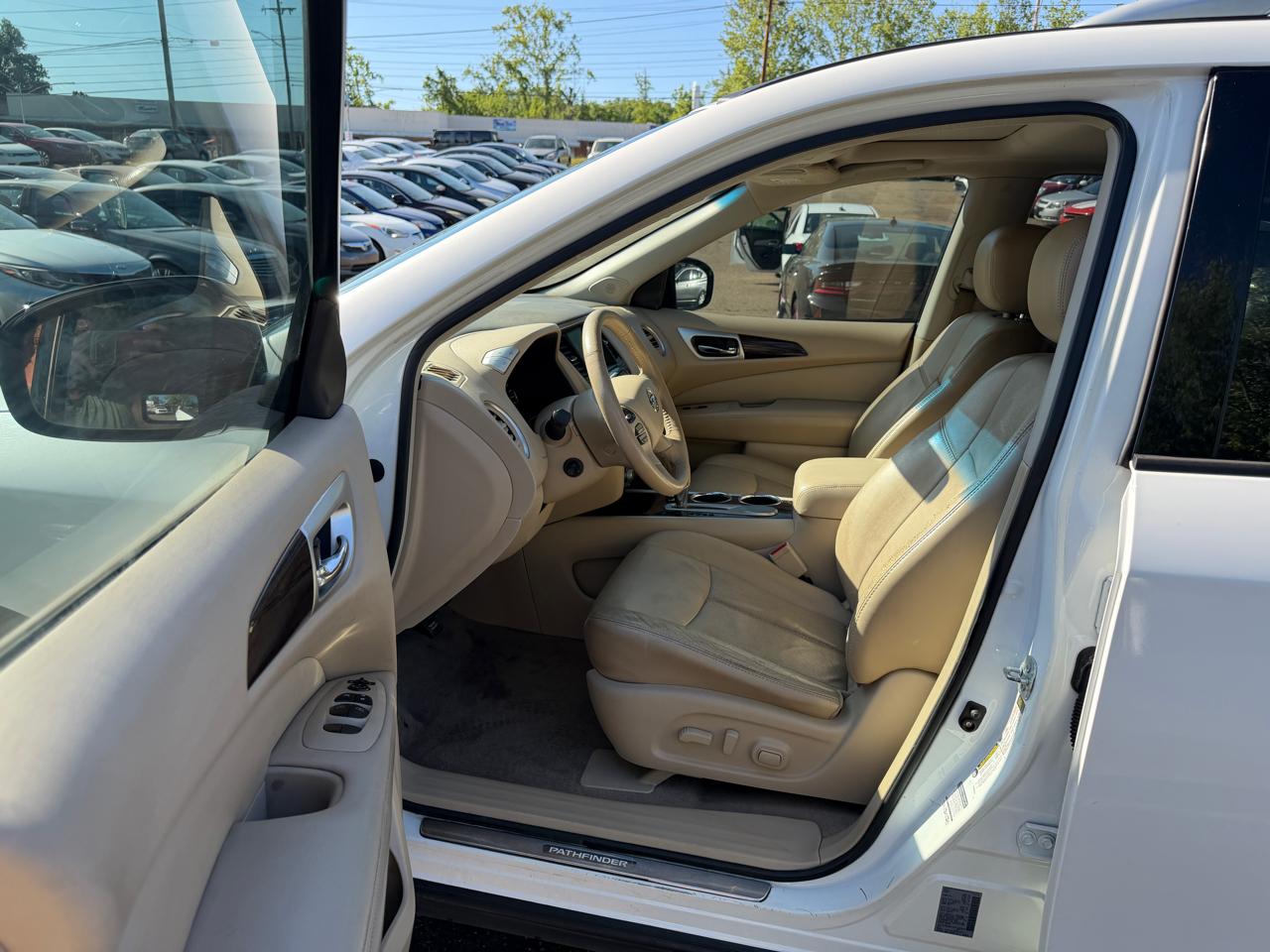 Nissan Pathfinder LE 2013
