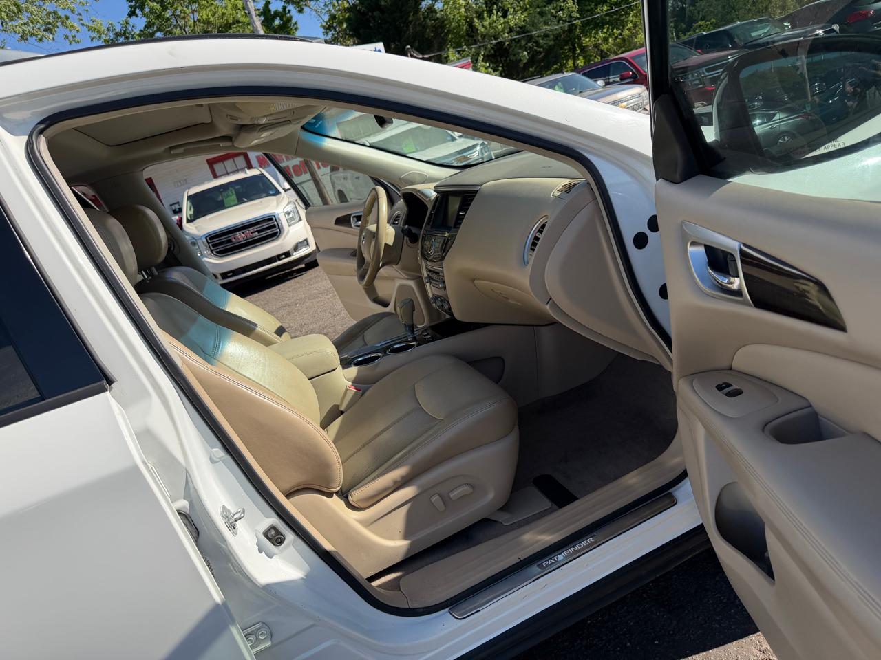 Nissan Pathfinder LE 2013