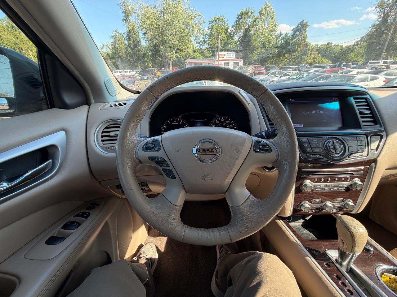 Nissan Pathfinder LE 2013