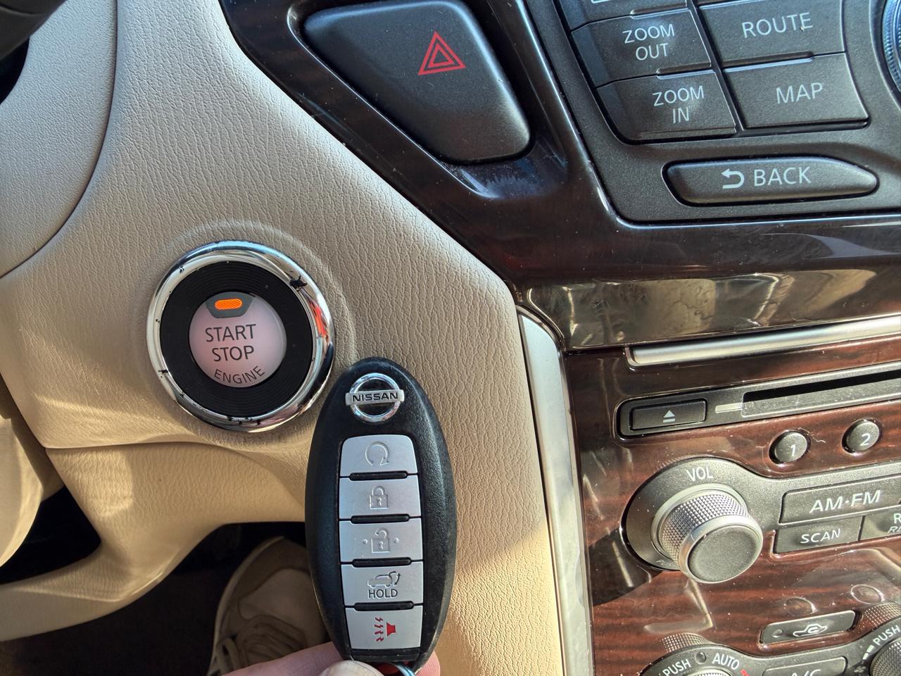 Nissan Pathfinder LE 2013