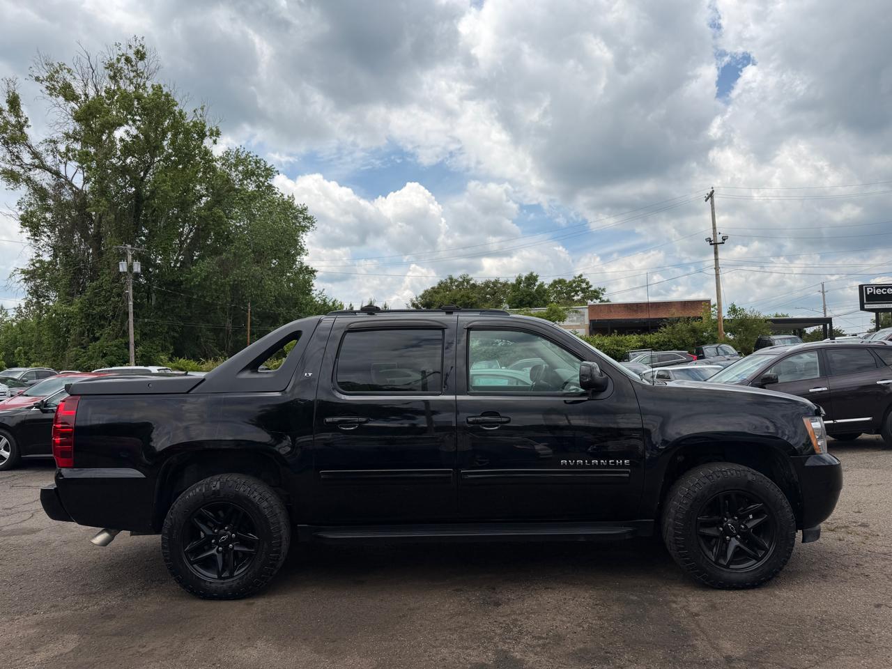 Chevrolet Avalanche LT 4WD 2011