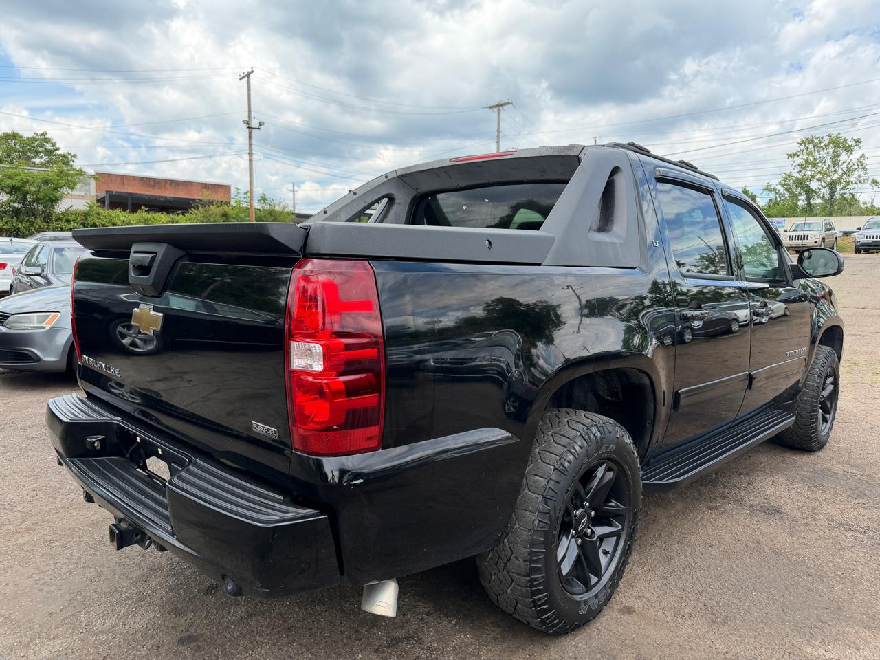 Chevrolet Avalanche LT 4WD 2011