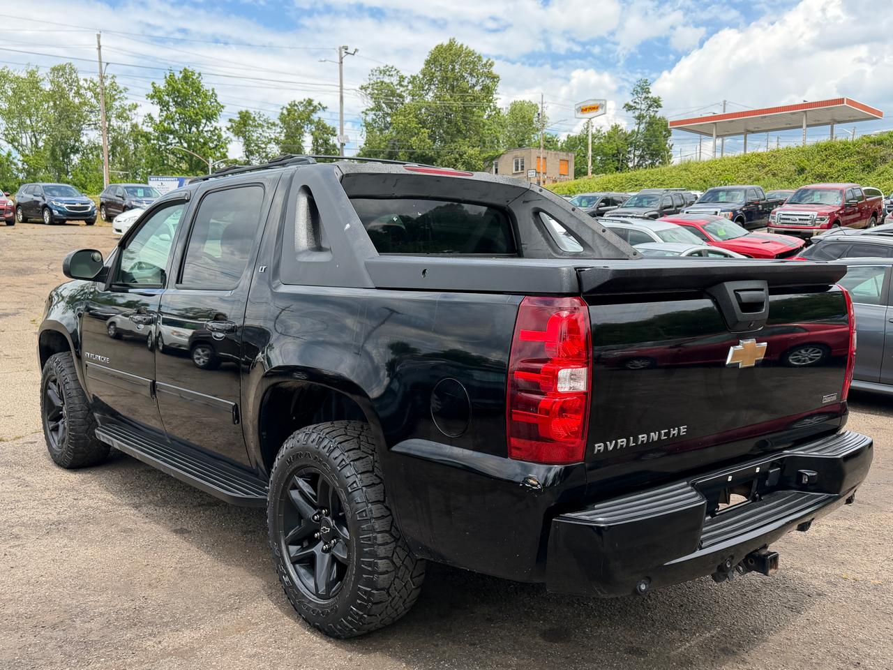 Chevrolet Avalanche LT 4WD 2011