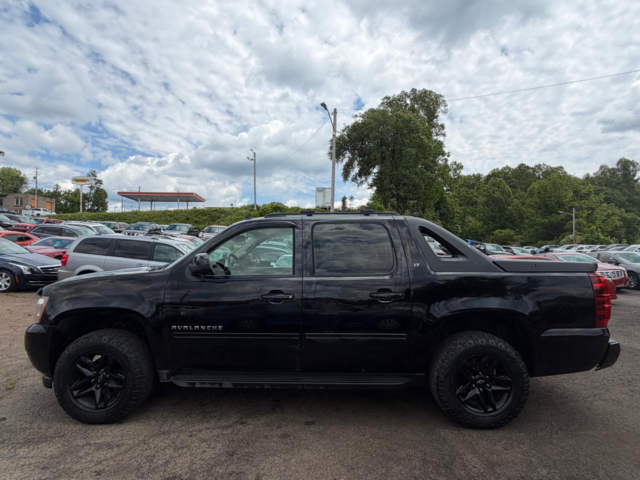 Chevrolet Avalanche LT 4WD 2011