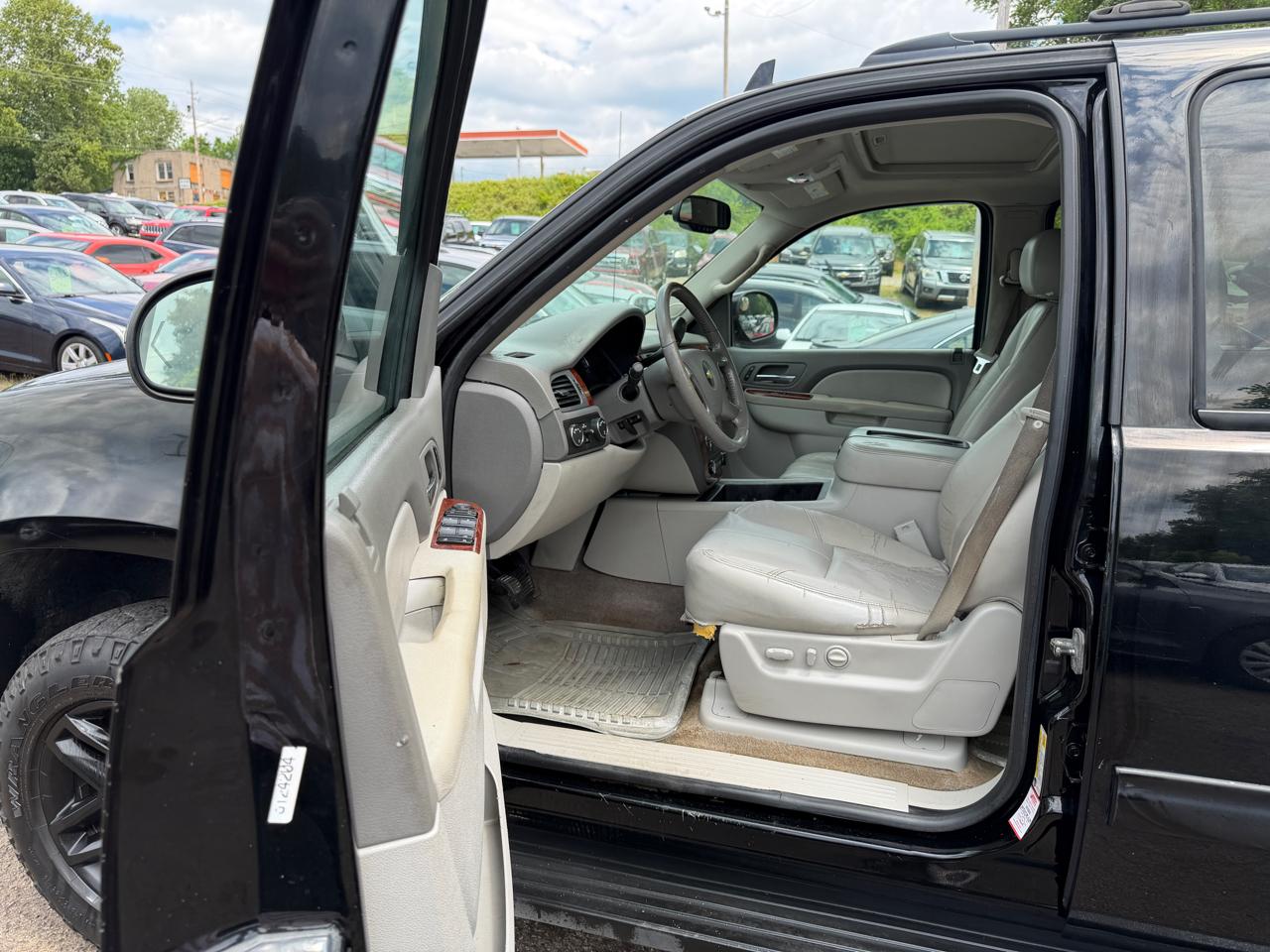 Chevrolet Avalanche LT 4WD 2011