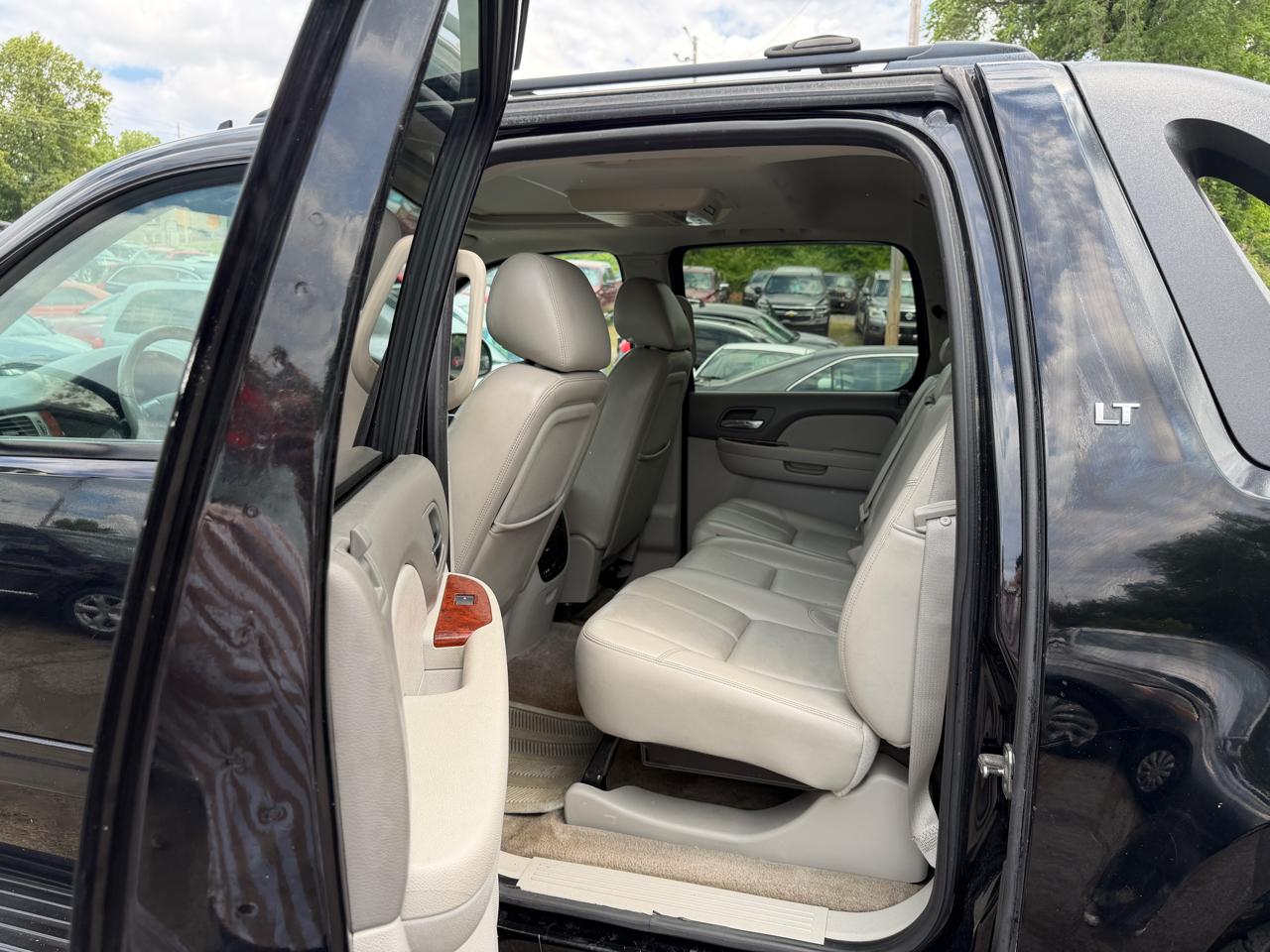 Chevrolet Avalanche LT 4WD 2011