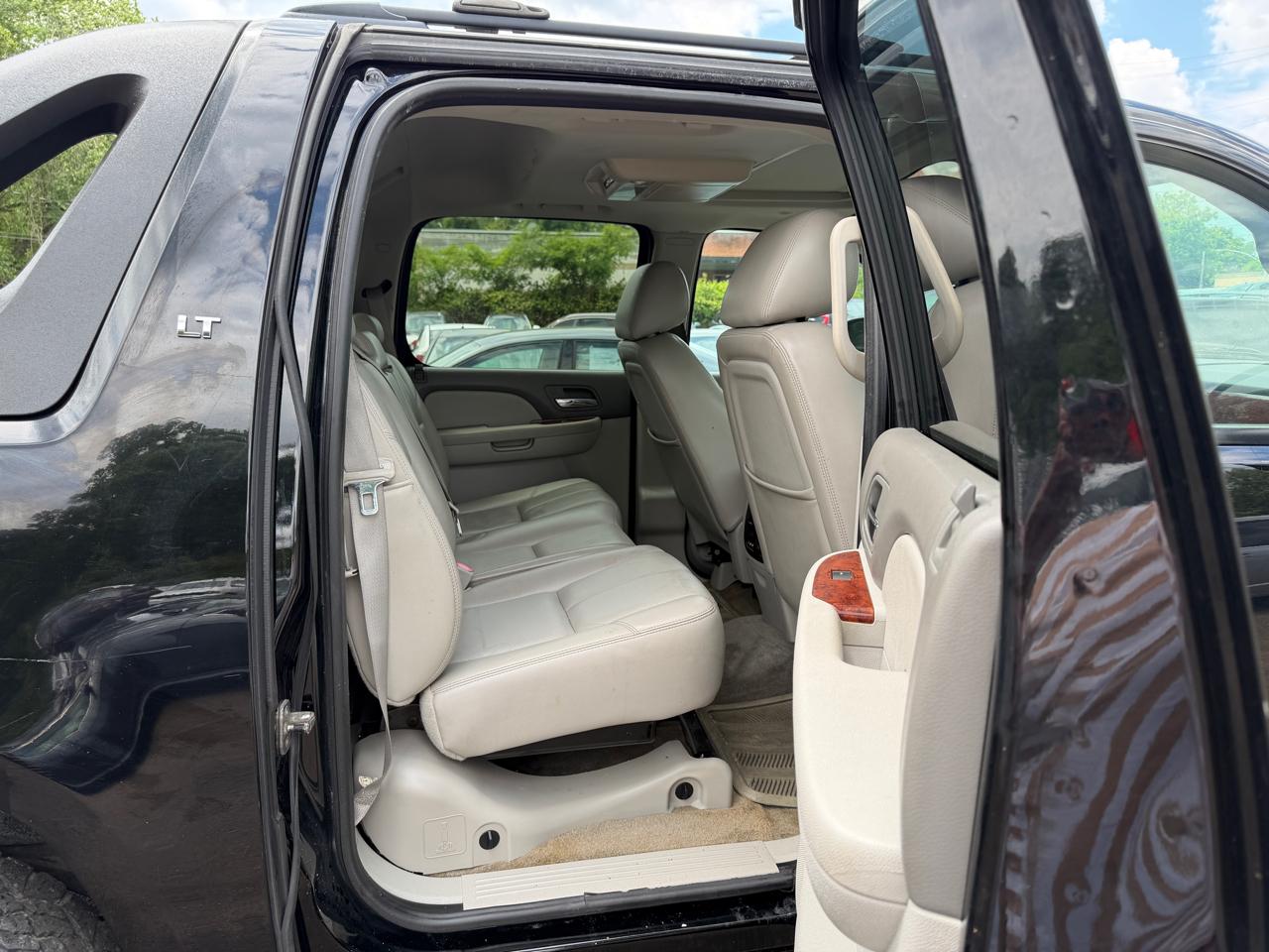 Chevrolet Avalanche LT 4WD 2011