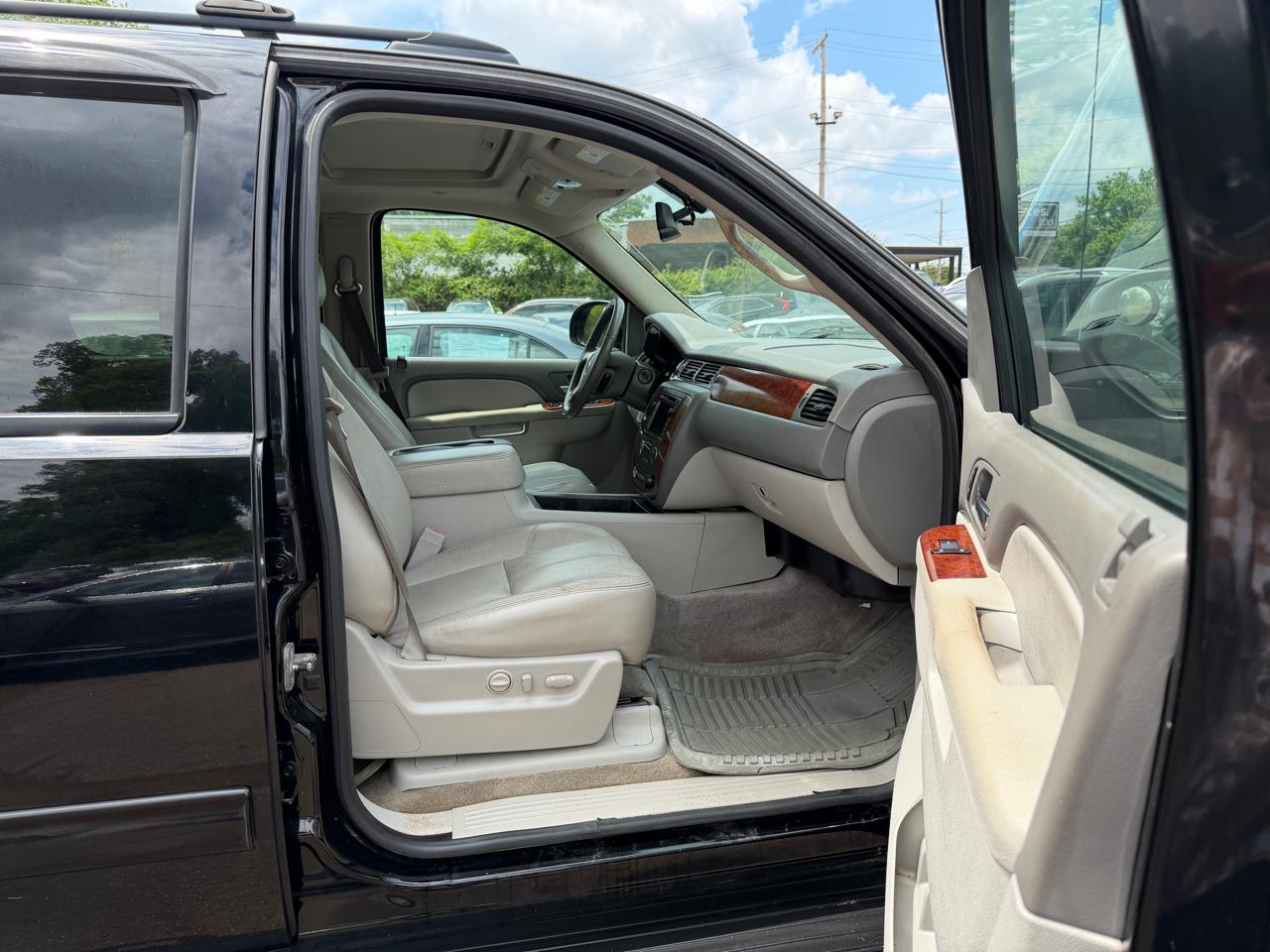Chevrolet Avalanche LT 4WD 2011