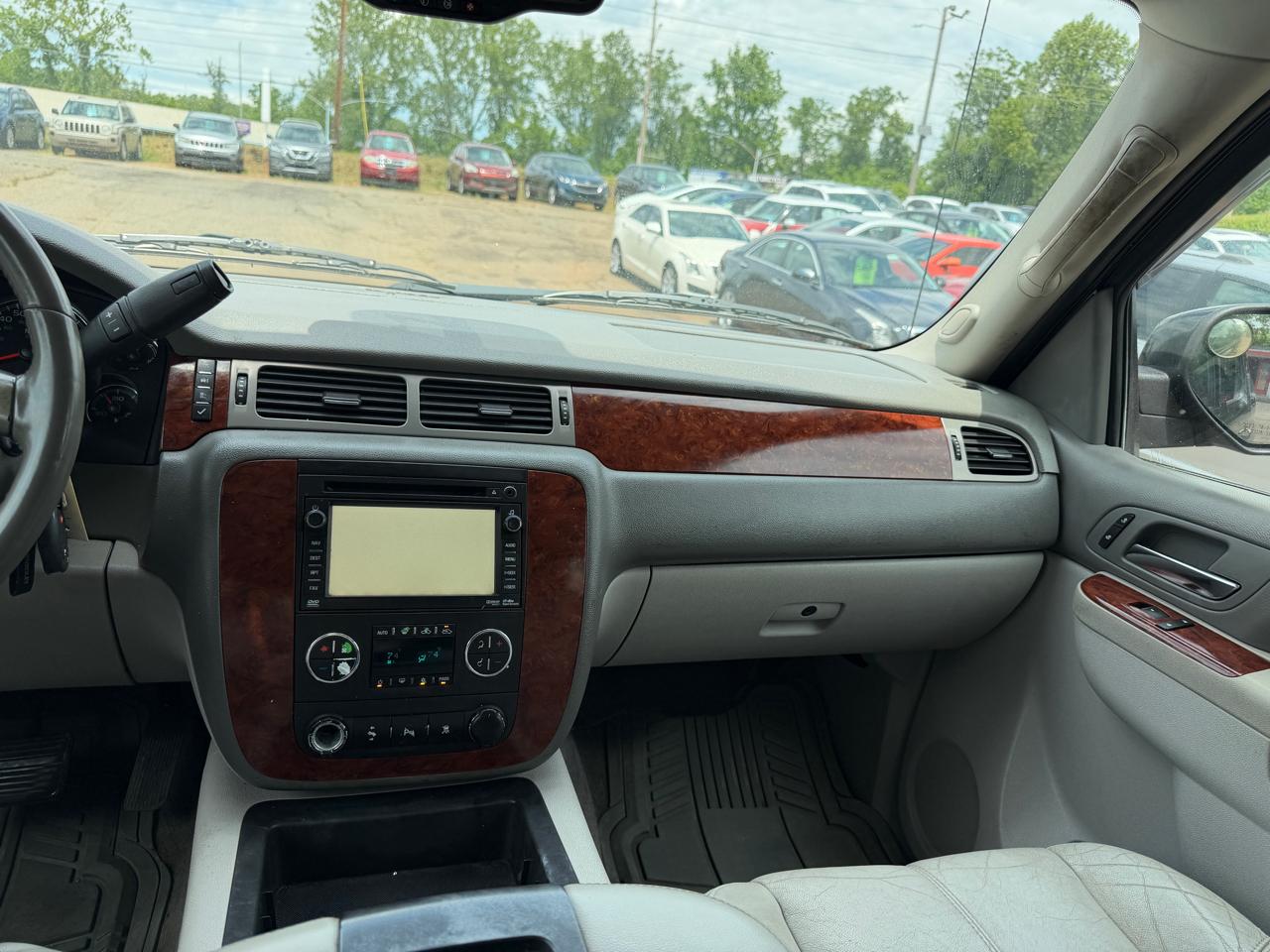 Chevrolet Avalanche LT 4WD 2011