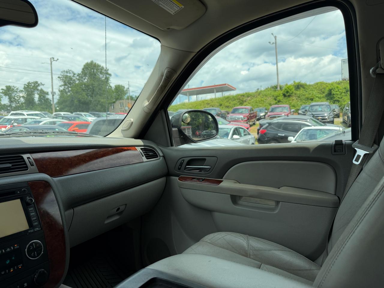 Chevrolet Avalanche LT 4WD 2011