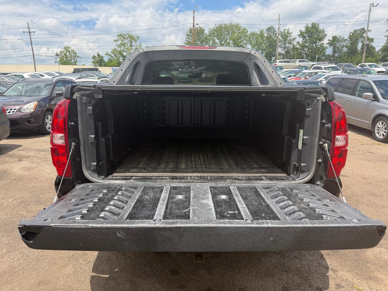 Chevrolet Avalanche LT 4WD 2011