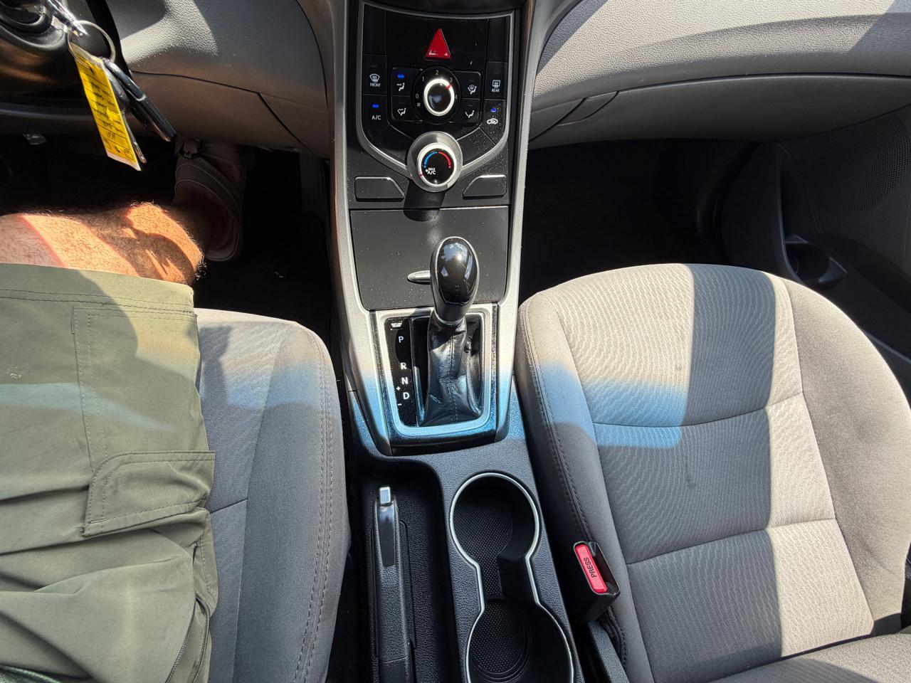 Hyundai Elantra SE 6AT 2016